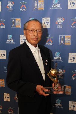 Koji Sakurai, President and CEO of the Tokyo Marathon with the AIMS Social Award